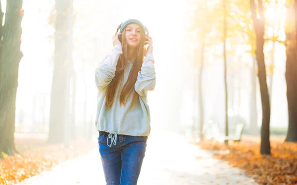 Attractive girl in headphones — Stock Photo, Image