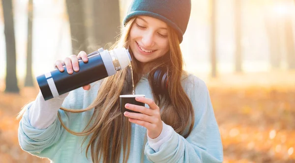 Cute girl with thermos — Stock Photo, Image