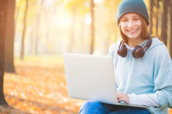 Mädchen mit Kopfhörer und Laptop — Stockfoto