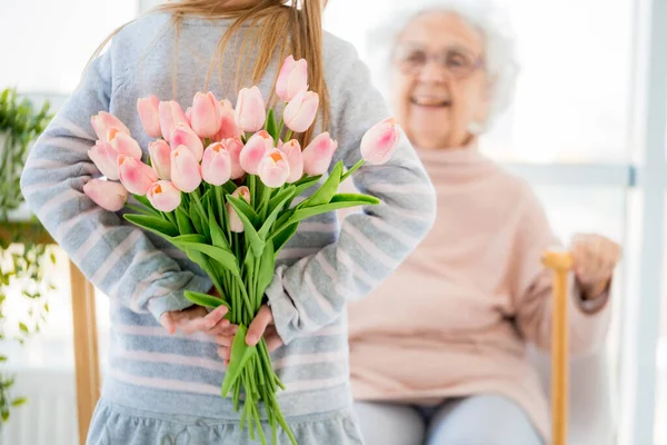 Agradable sorpresa para la abuela — Foto de Stock