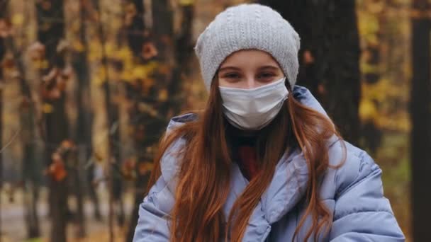 Młody kaukaski dziewczyna noszenie ochronny twarz maska — Wideo stockowe