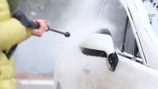 Tvätta bort rengöringsskum från bilspegeln — Stockvideo