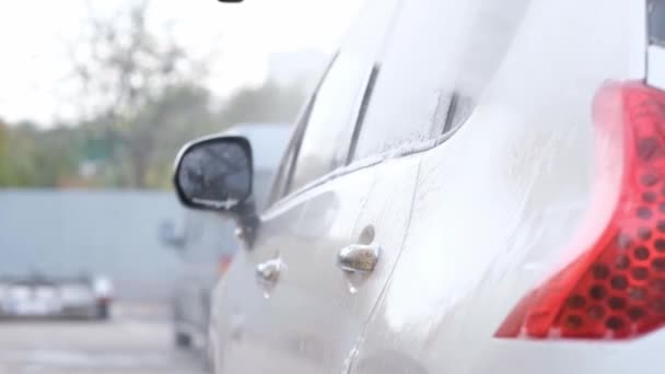 Ventana del coche de limpieza con rociador de agua — Vídeos de Stock