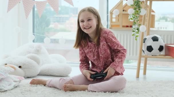 Lächelndes kleines Mädchen beim Videospiel — Stockvideo