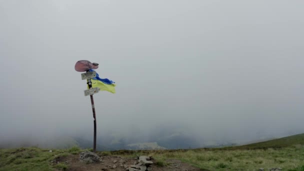 Dağın tepesinde dalgalanan Ukrayna bayrağı — Stok video