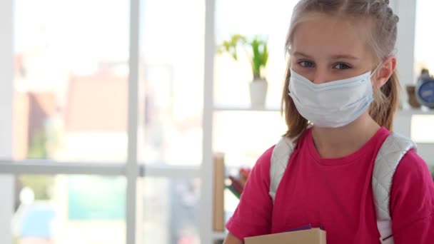 Chica sonriente con máscara protectora durante la cuarentena — Vídeos de Stock