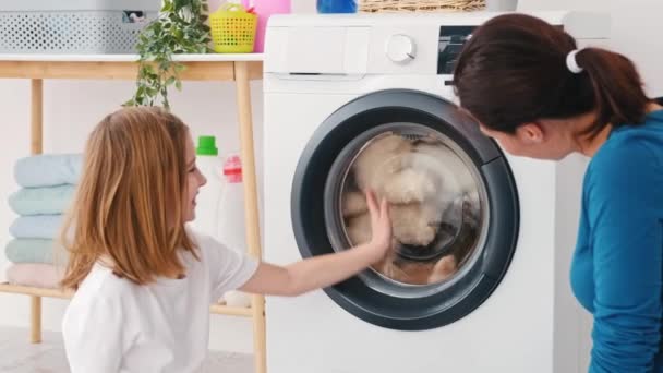 Matka z córką ogląda zabawki myjące — Wideo stockowe