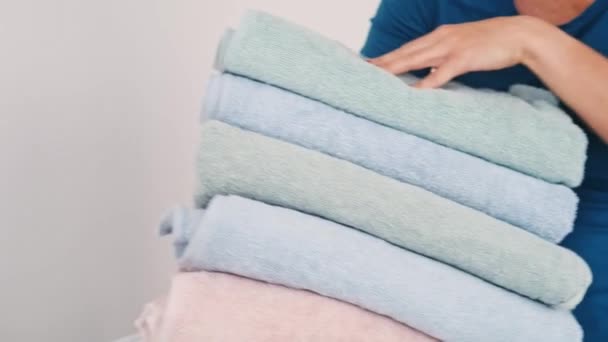 Serviettes propres en pile après le lavage — Video