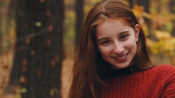 Young girl on autumn trees background — Stock Video