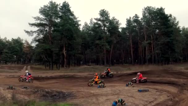 Les motards d'Enduro roulent le long de la piste de motocross — Video