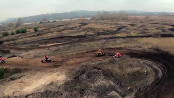 Tor motocyklowy z rowerzystami jadącymi wzdłuż — Wideo stockowe