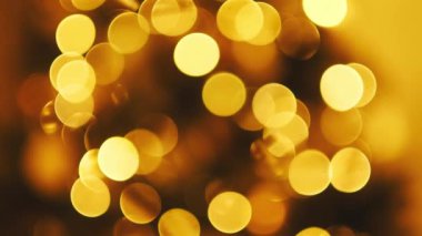 Yeni yıl çelenkleri yanıp sönüyor