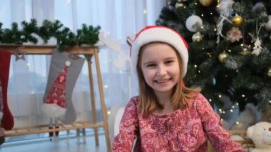 Noel Baba şapkalı küçük kızın portresi.