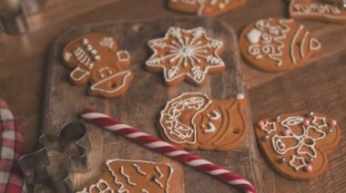 Tahtada süslü zencefilli kurabiye figürleri.