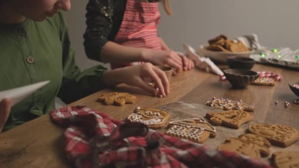 Chicas decorando figuras de pan de jengibre en casa — Vídeos de Stock