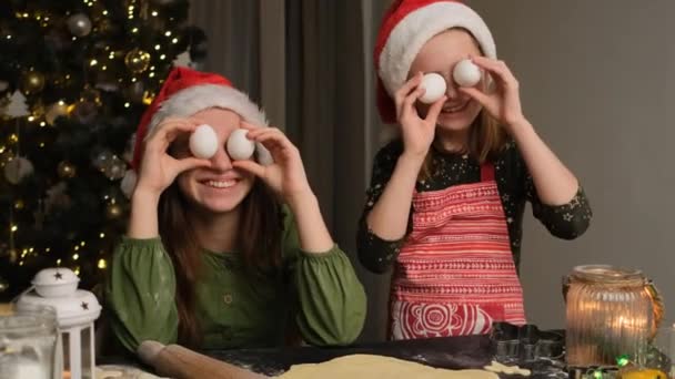 Dziewczyny trzymające jajka przed oczami — Wideo stockowe