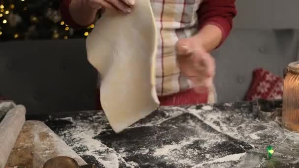 Vrouw bereidt deeg voor kerstkoekjes bakken — Stockvideo