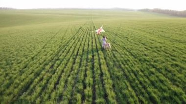 Uçurtması olan tatlı bir kız.