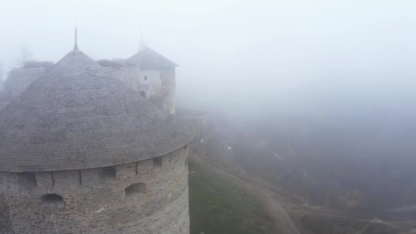 Légi kilátás Kamianets-Podilskyi vár Ukrajnában a köd alatt. — Stock videók