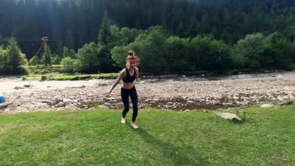 Gadis remaja melakukan latihan cartwheel — Stok Video