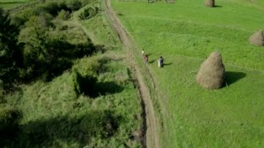 Aile köpekle dağlarda geziyor.