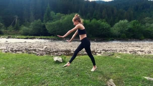 Teenage dívka cartwheeling na horské louce — Stock video