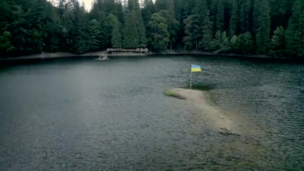 Ukrainische Flagge mitten im Synevir-Teich — Stockvideo