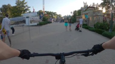 Kalabalık Gorky Parkı 'nda bisiklet sürmek