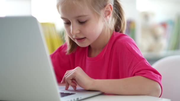 Mała dziewczynka pisząca na klawiaturze laptopa — Wideo stockowe