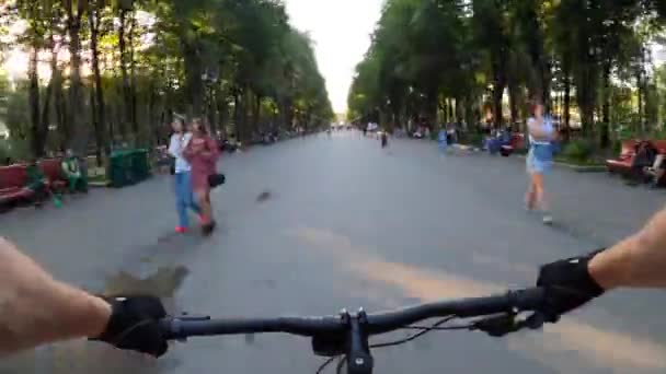 Fietstocht langs de steeg van Gorky Park — Stockvideo