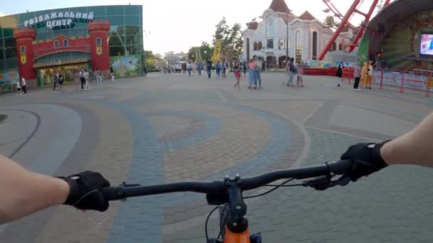 Andare in bicicletta nell'affollato Gorky Park — Video Stock