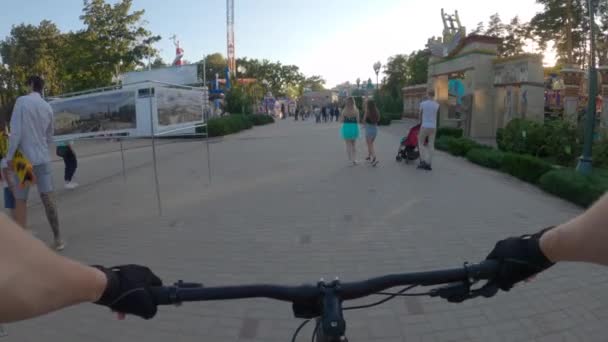 Montar en bicicleta en el concurrido Gorky Park — Vídeos de Stock