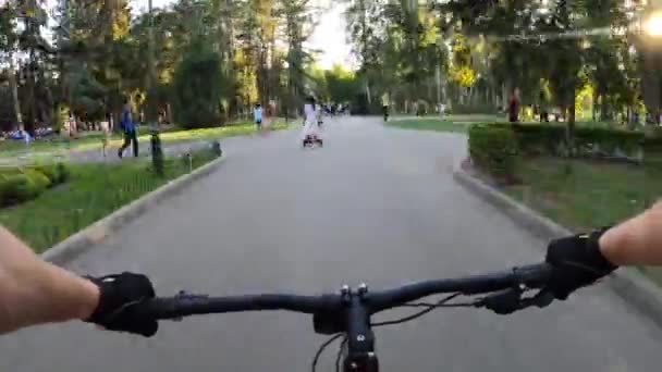 Cyclisme dans Gorky Park bondé — Video