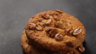 Koyu arkaplanda lezzetli fıstıklı kurabiye