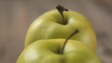 Masada yeşil sulu elmalar var.