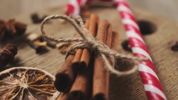 Caramelos de caña de Navidad y especias aromáticas — Vídeo de stock