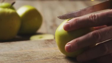 Taze yeşil elmaları bıçakla kesmek