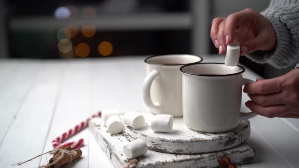 Mulher jogando marshmallow no copo de cacau — Vídeo de Stock