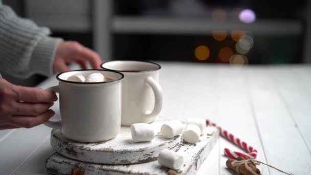 Žena házení marshmallow do kakaa pohár — Stock video