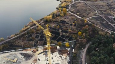 İnşaat alanında yüksek kule vinci