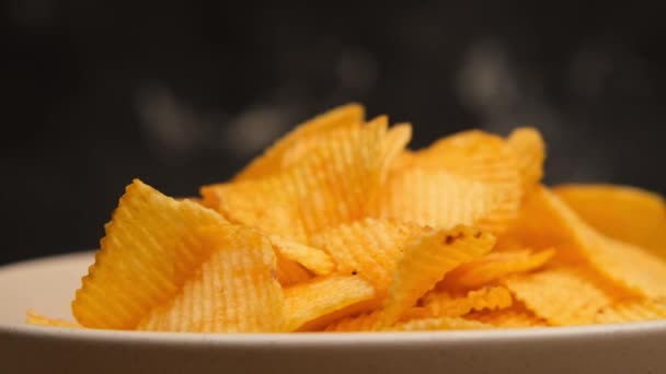 Chipsy ziemniaczane na talerz — Wideo stockowe