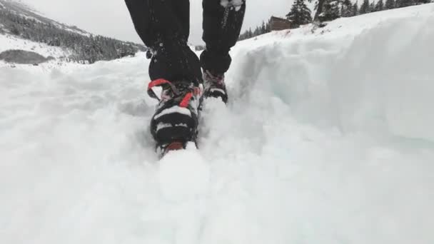 Muž v botách s crampony stoupající na horu — Stock video
