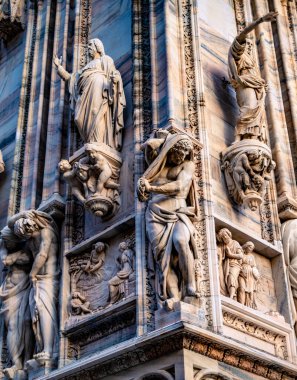 Milan Katedrali 'nin duvarındaki heykeller