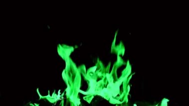 Siyah arkaplanda yeşil ateş