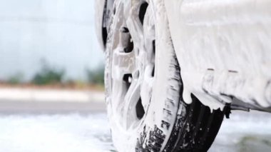 Arabanın altından köpük dökülüyor.