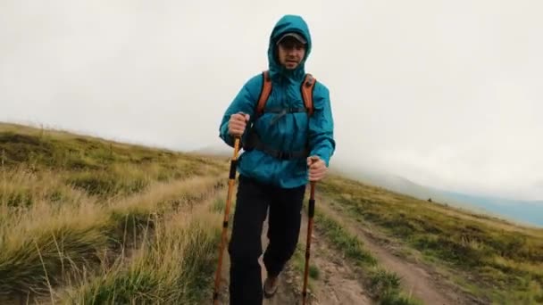 Turista en el sendero en las montañas — Vídeo de stock