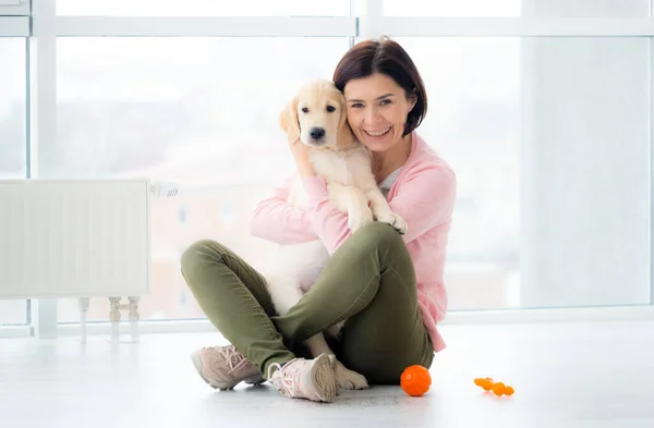 사랑 스러운 개를 안고 있는 아름다운 여인 — 스톡 사진