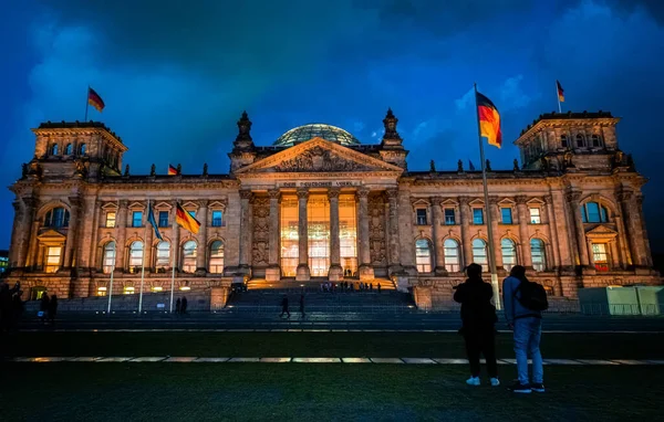 Berühmter Reichstag am Abend — Stockfoto