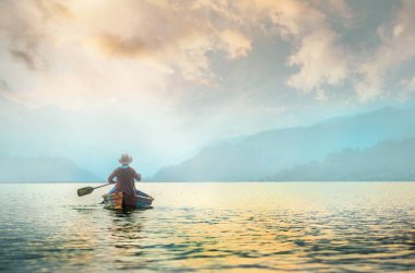 Sabah gölünde yalnız bir balıkçı