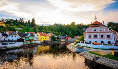 Nehir ve Cesky Krumlov 'un muhteşem manzarası
